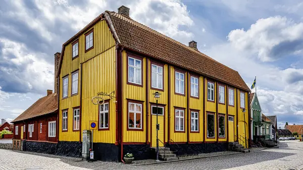 Ahus スウェーデン July 2023 スウェーデンの南部地域の西海岸町から明るく着色されたタウンハウス ストック写真