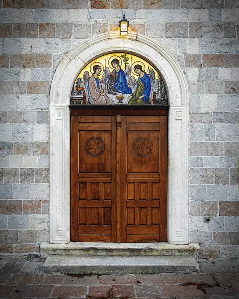 Der Eingang Zur Dreifaltigkeitskirche Der Altstadt Von Stari Grad Budva Stockbild