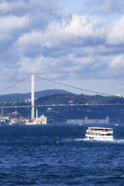 ISTANBUL, TURKEY - Nisan 09, 2011: Resmi adıyla 15 Temmuz Şehitler Köprüsü ve halk arasında Birinci Köprü olarak bilinen Boğaz Köprüsü.