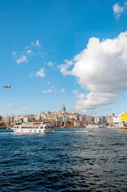 İSTANBUL, TURKEY - Nisan 09 2011: Boğazdaki pek çok tur teknesinden biri.