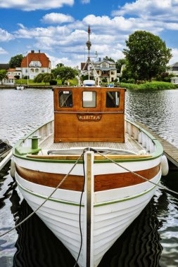 AHUS, SWEDEN - 21 Temmuz 2023: İsveç 'in güney bölgesindeki batı kıyısındaki kasabadan nehir manzarası.