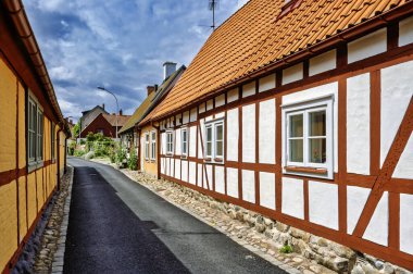 AHUS, SWEDEN - 21 Temmuz 2023: İsveç 'in güney bölgesindeki batı kıyısındaki kasabadan sokak manzarası.