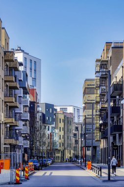 HELSİNGBORG, SWEDEN - 07 Mart 2025: Oceanhamn 'daki yeni yerleşim ve iş alanından sokak manzarası.