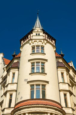 PRAG, CZECH Cumhuriyet - Nisan 04, 2025: Kentteki birçok eski binadan birinin ön cephesi.