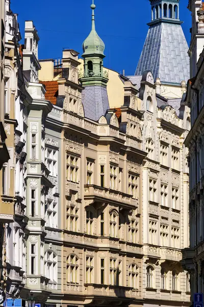 PRAGUE, CZECH CUMHURİYETİ - Nisan 04, 2025: Büyük bina cephelerinin caddelerinden birine bakmak