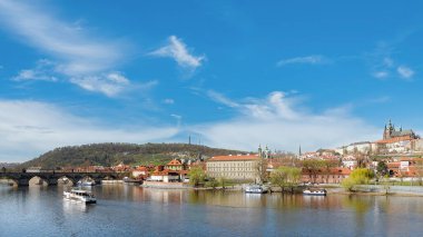 PRAG, CZECH Cumhuriyet - 04 Nisan 2025: Panoramik şehir manzarası kaleye doğru bakıyor