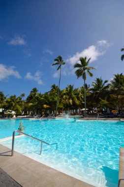 Çok güzel yüzme havuzu olan bir tatil köyü. Dominik Cumhuriyeti