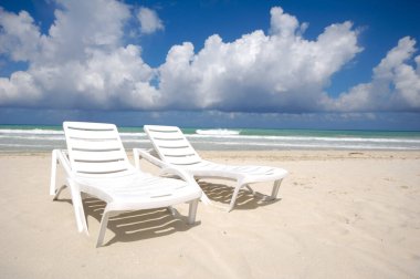 Varadero Küba 'daki tropikal plajlarda güneşlik ve kostüm.