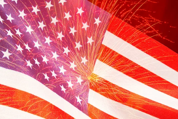 Праздничные Фейерверки Против Флага Соединенных Штатов Америки — стоковое фото