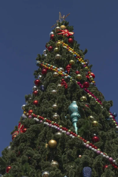 Árbol Navidad Alto Decorado Con Adornos Contra Cielo Azul —  Fotos de Stock