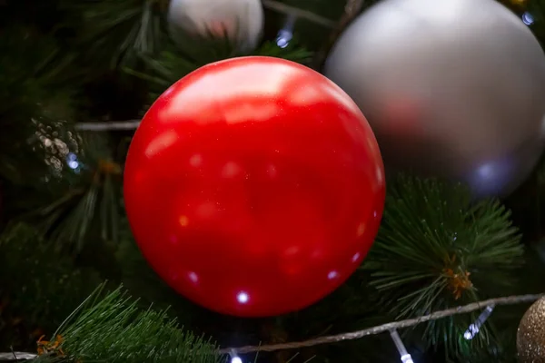 紧贴圣诞树上的红球装饰品 — 图库照片