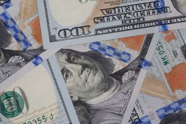 100 ABD dolarının bir kaçını kapat.