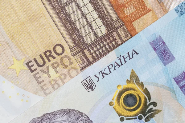 50ユーロ紙幣の上に横たわる千ウクライナのヒリーニャ銀行券の終わり — ストック写真