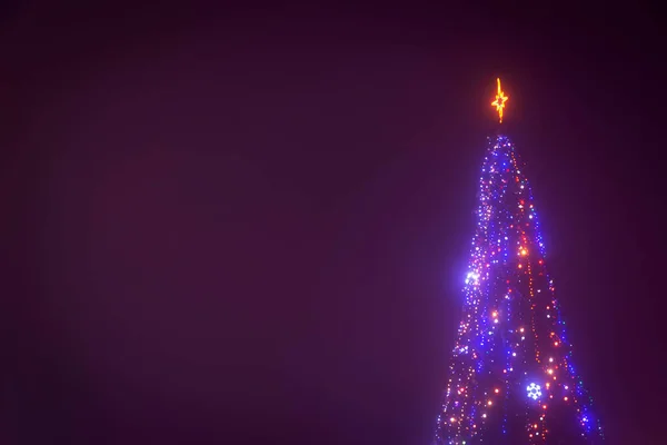 Vista Sobre Árbol Navidad Iluminado Sobre Fondo Púrpura Oscuro —  Fotos de Stock