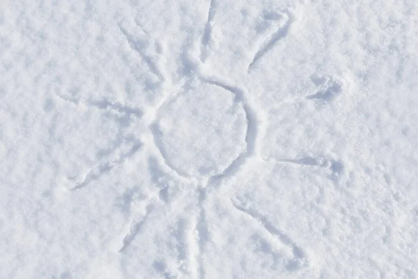 Kinderzeichnung Der Sonne Auf Weißem Schnee — Stockfoto