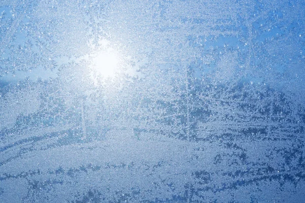 冬季关闭窗户上的蓝色霜冻图案 — 图库照片