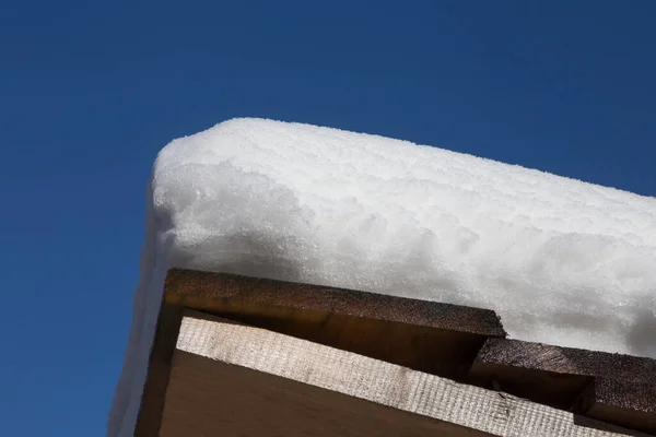 Vista Sobre Snowdrift Telhado Galpão Contra Céu Azul — Fotografia de Stock