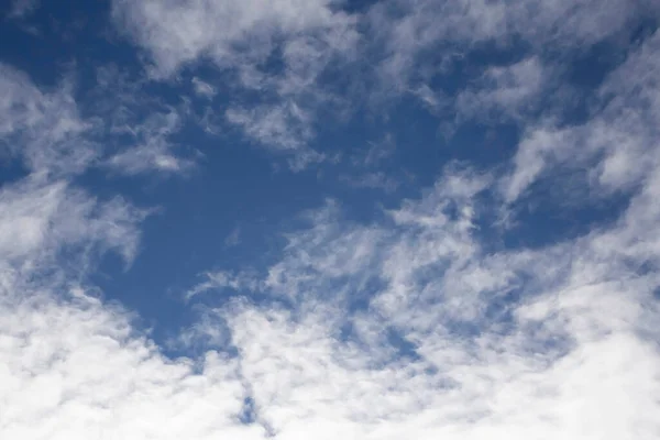 青い空に白い雲を表示します — ストック写真
