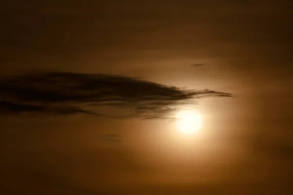 하늘의 어두운 구름에서 바라본 — 스톡 사진