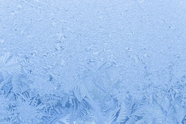 凍った窓に青い霜の模様が閉じ込められ — ストック写真