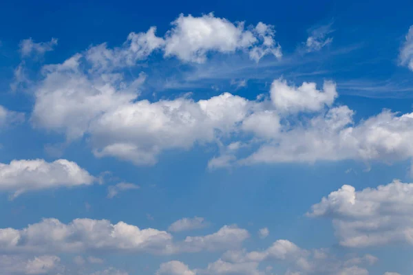 Δες Στο Λευκά Σύννεφα Ένα Μπλε Ουρανό — Φωτογραφία Αρχείου