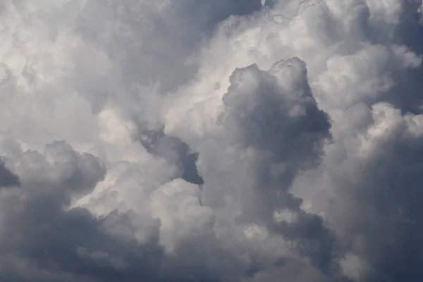 Zblízka Šedé Nadýchané Dešťové Mraky Obloze — Stock fotografie