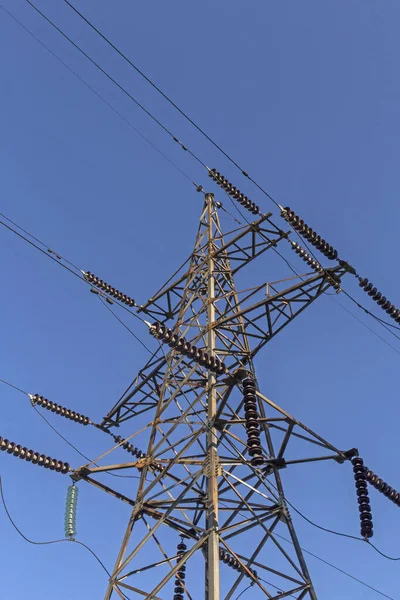 Perto Fios Pilão Eletricidade Contra Céu Azul — Fotografia de Stock