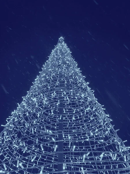 Uitzicht Kerstboom Bij Sneeuw Tegen Donkerblauwe Nachtelijke Hemel — Stockfoto
