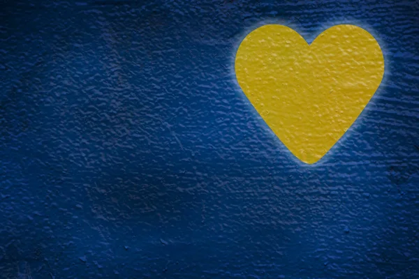 Stojak Tłem Ukrainy Żółte Serce Malowane Niebieskiej Ścianie — Zdjęcie stockowe