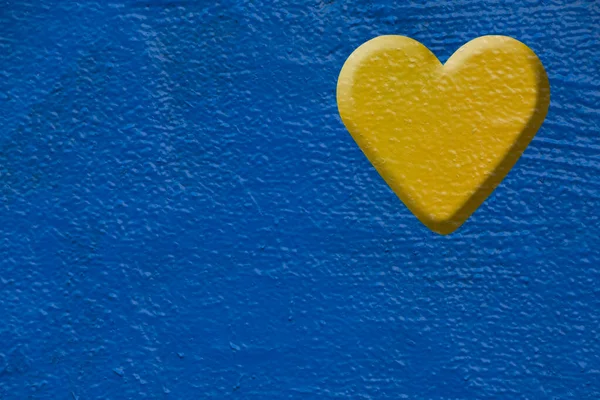 Stojak Tłem Ukrainy Niebiesko Malowana Ściana Żółtym Sercem — Zdjęcie stockowe