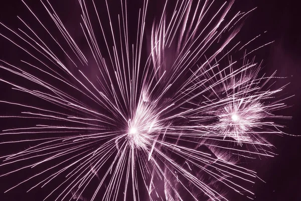 Fondo Abstracto Vacaciones Estallido Fuegos Artificiales Brillantes Contra Cielo Violeta —  Fotos de Stock