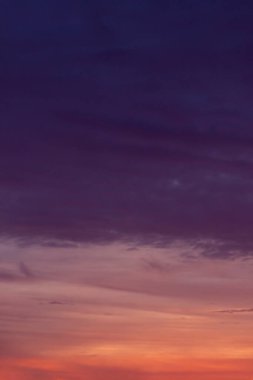 Gün batımında gökyüzünde koyu mavi bulutlar