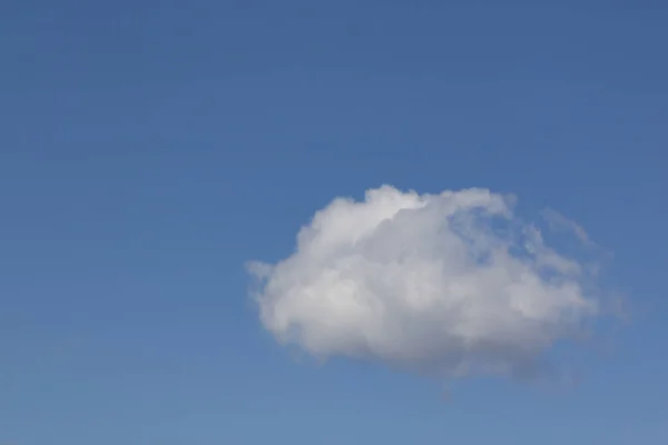 Vista Una Singola Nuvola Cielo Blu Chiaro — Foto Stock