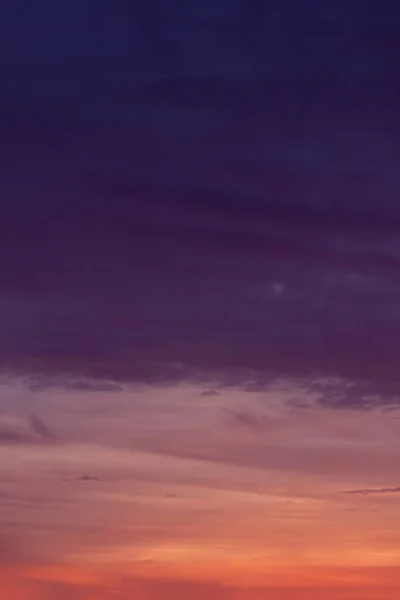 日没時に空の濃い青の雲を眺め — ストック写真