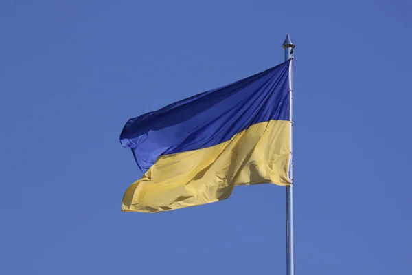 Прапор України Флагштоку Проти Блакитного Неба — стокове фото