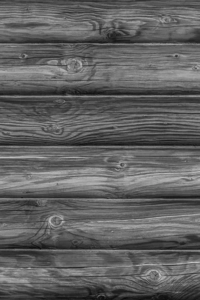 用原木制成的深色木墙的黑白照片 — 图库照片