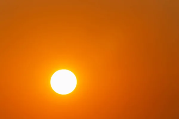 在晴朗的橙色天空中观看日落 — 图库照片