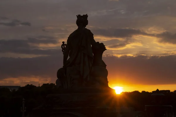 夏天在巴黎卡鲁塞尔桥的巴黎市政厅雕像后面观看日落 — 图库照片