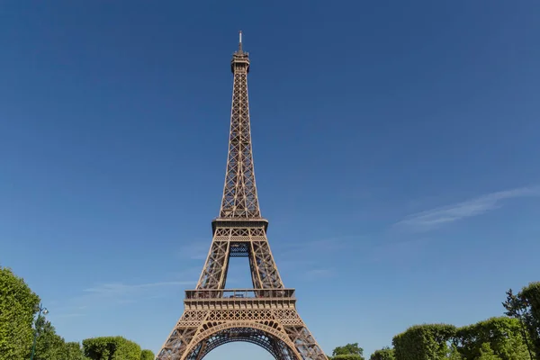 Uitzicht Eiffeltoren Vanaf Champ Mars Zomerdag — Stockfoto