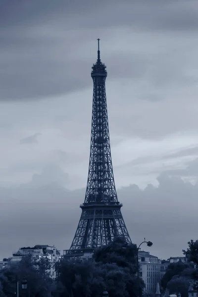 Uitzicht Eiffeltoren Parijs Tegen Wolken Avonds — Stockfoto