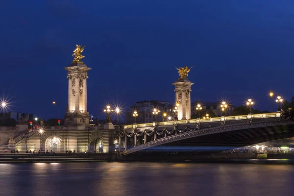 夜景下的巴黎与亚历山大港三世 — 图库照片
