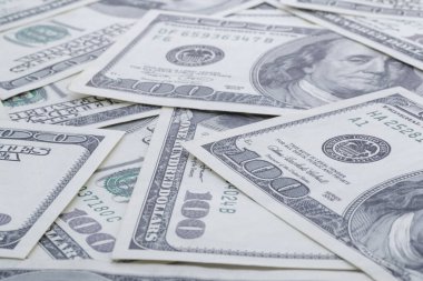 100 ABD Doları 'na yakın banknotlar.