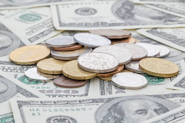 Montón Monedas Diferentes Países Que Yacen Billetes Cien Dólares Estadounidenses — Foto de Stock