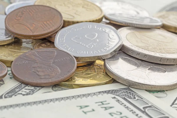 Primer Plano Montón Monedas Diferentes Países Que Yacen Billetes Cien —  Fotos de Stock
