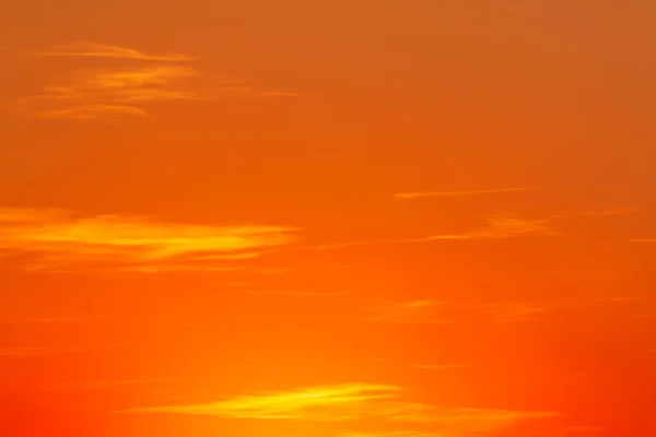 天然の背景 日没時に黄色の雲で明るいオレンジ色の空を見る — ストック写真