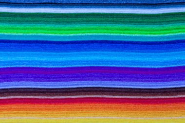 Renkli keçeli çarşaf yığınını kapat