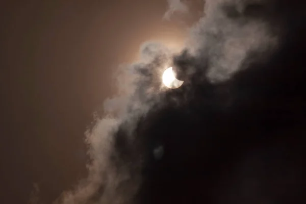 Вид Частичный Эллипс Солнца Облачном Небе — стоковое фото