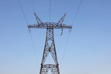 Ukrayna 'da mavi gökyüzüne karşı elektrik direğine bakış
