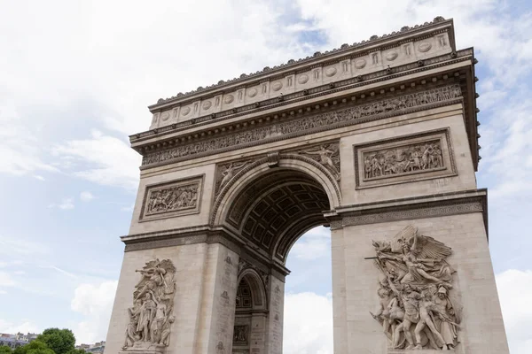 Pohled Vítězný Oblouk Paříži Proti Zatažené Obloze — Stock fotografie