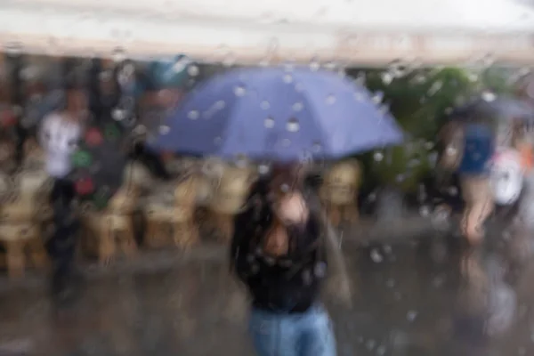 Widok Ulicę Paryża Przez Mokre Okno Samochodu Przy Deszczowej Pogodzie — Zdjęcie stockowe